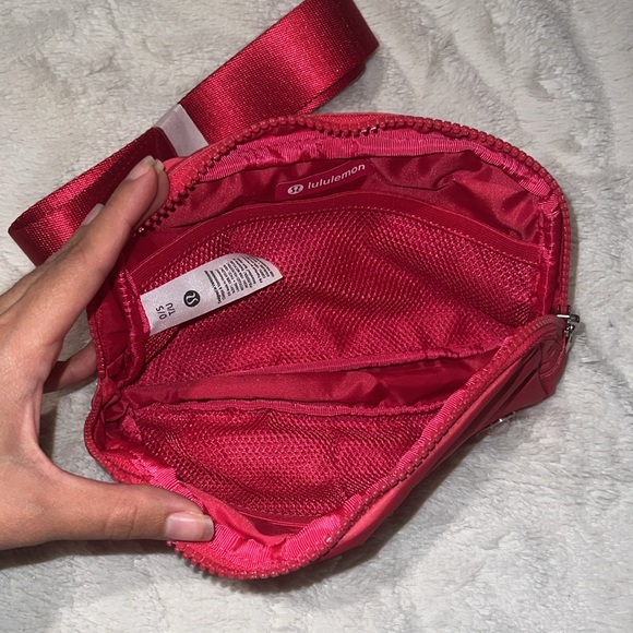 Everywhere Belt Bag 1L NWT Cherry Mist - Picture 6 of 6